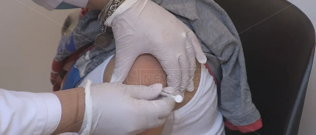 Covid, Rezza: «Non ci sono rischi a fare più dosi. In autunno attesi vaccini per le nuove varianti»