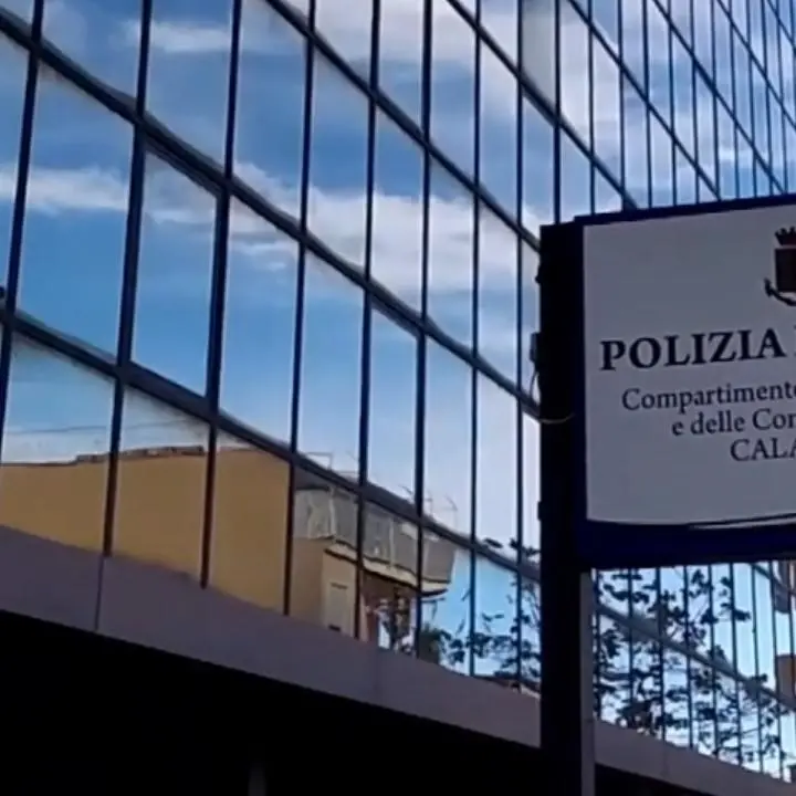 Divulgava materiale pedopornografico sui social network, arrestato 42enne nel Reggino