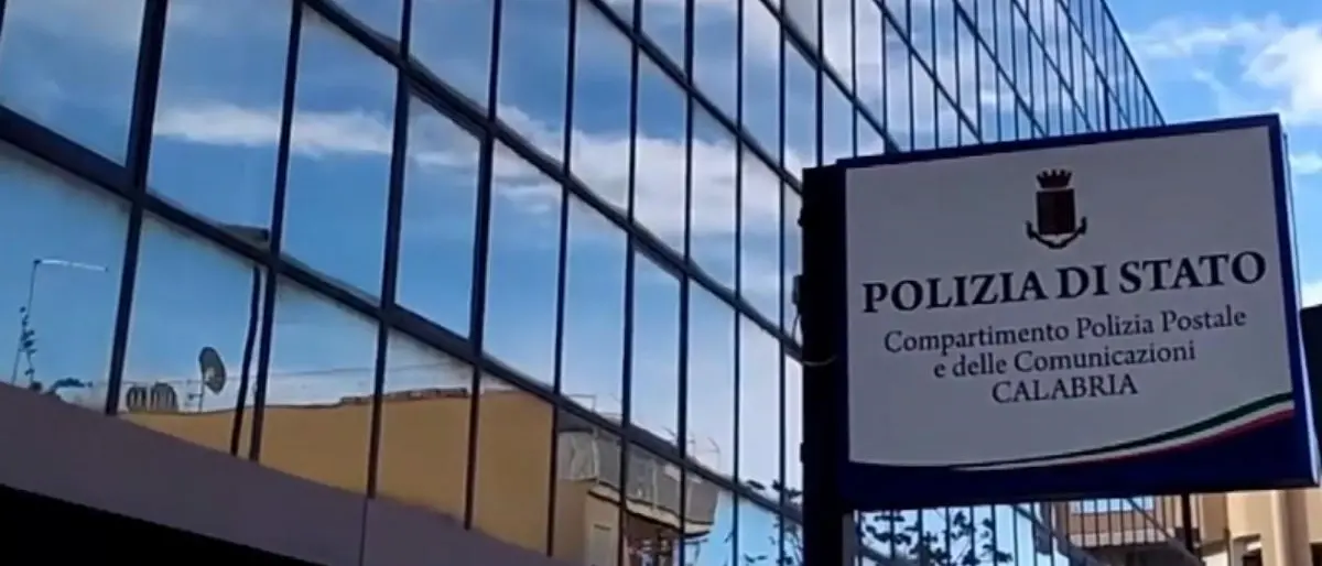 Divulgava materiale pedopornografico sui social network, arrestato 42enne nel Reggino