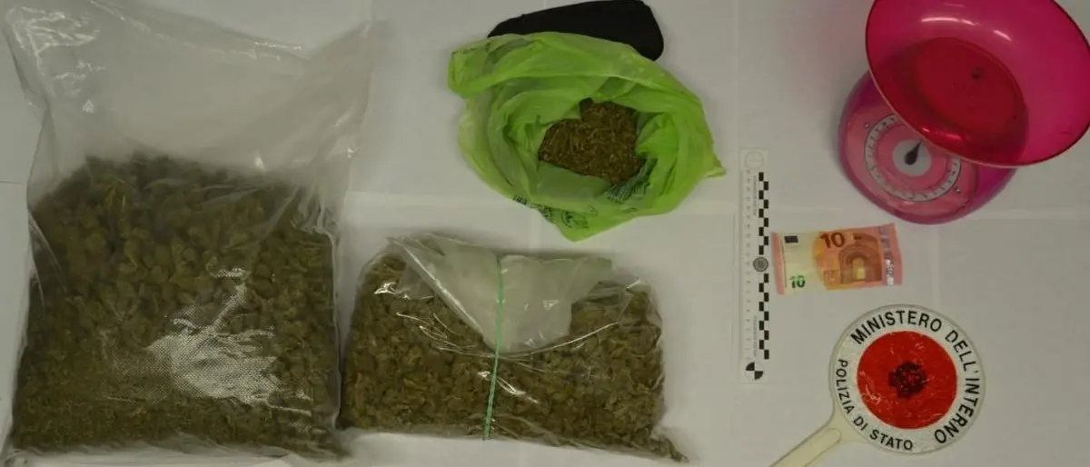 Catanzaro, beccato con la droga nascosta in casa: arrestato 41enne