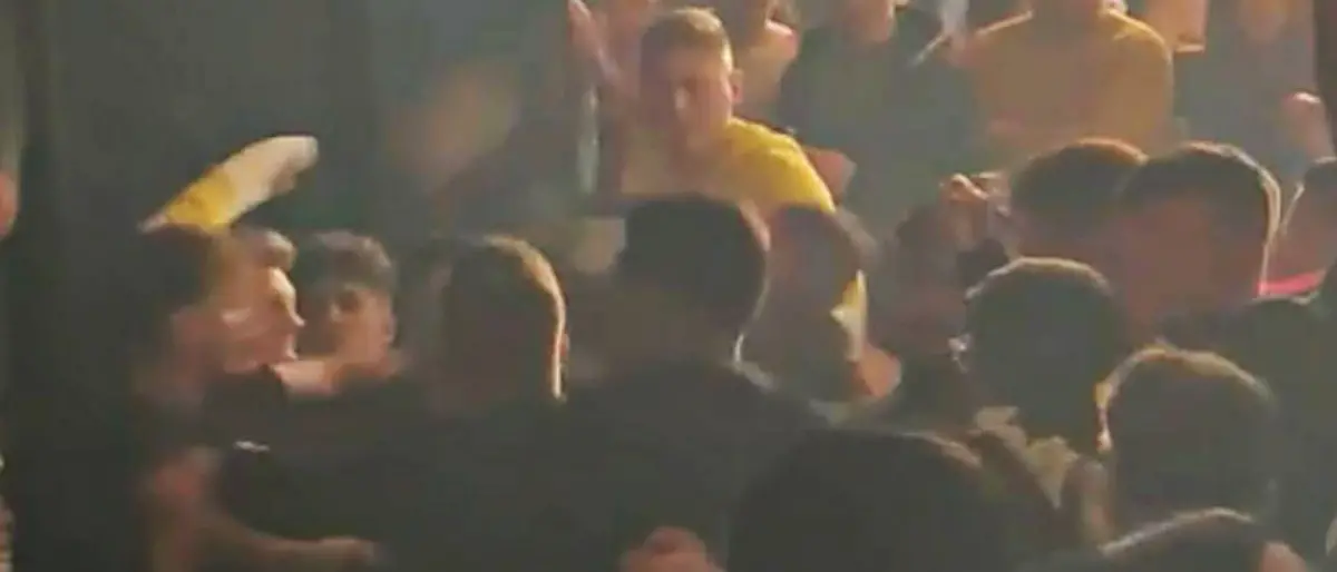 Guè Pequeno a Reggio, concerto abusivo e maxi rissa finale: deferito il proprietario del locale