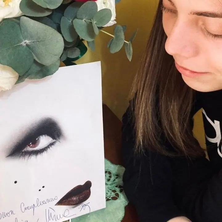 Un autografo di Mina come regalo per il suo 18esimo compleanno, gioia e lacrime per Giulia