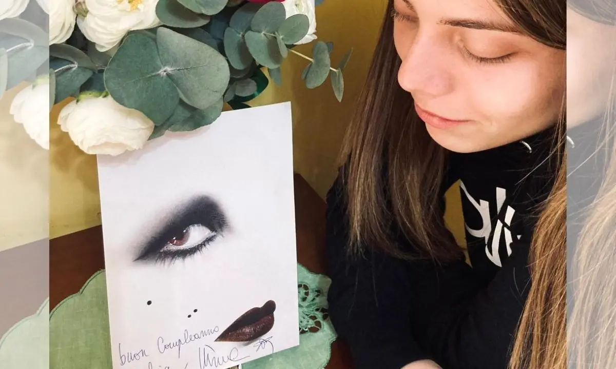 Un autografo di Mina come regalo per il suo 18esimo compleanno, gioia e lacrime per Giulia