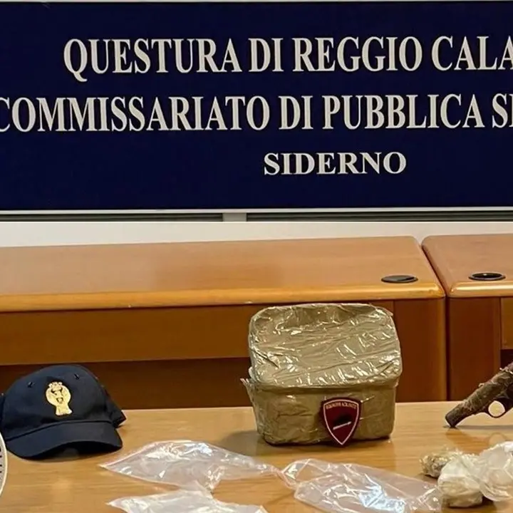 Armi e droga trovati in un terreno a Gioiosa Ionica, indagini in corso della Polizia