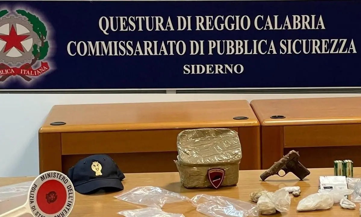 Armi e droga trovati in un terreno a Gioiosa Ionica, indagini in corso della Polizia