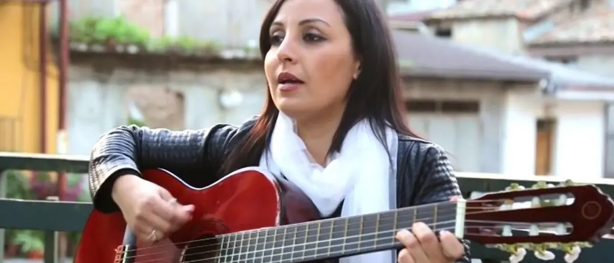 Polemiche per l’esibizione della cantante che «inneggia alla mafia», la Merante: «Brani rimossi dal repertorio»