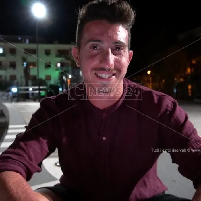 Insulti e minacce a un ballerino dopo la sua esibizione in piazza, per il Billy Elliot di Tortora arriva il riscatto in tv