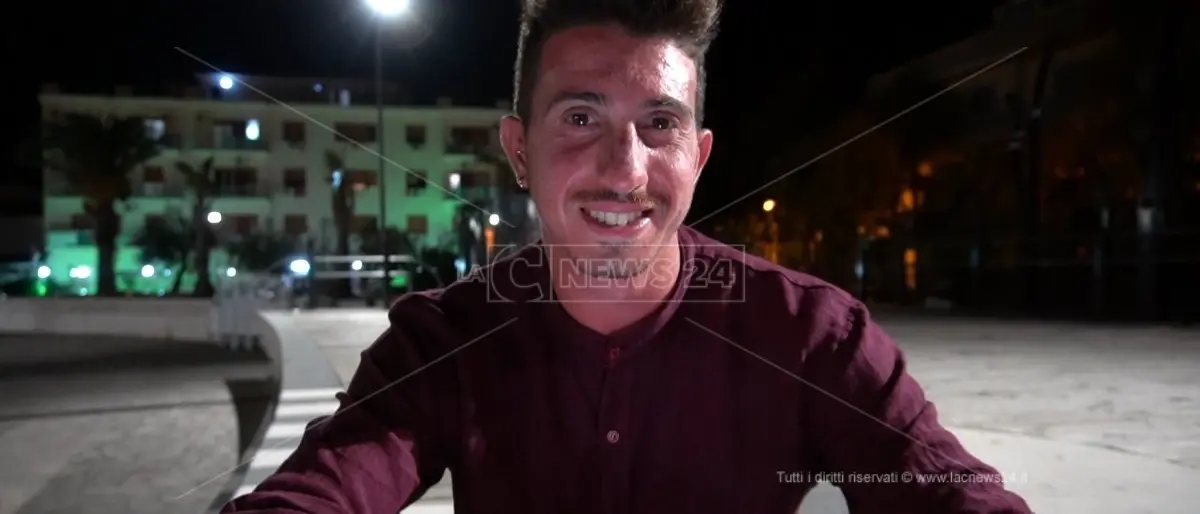 Insulti e minacce a un ballerino dopo la sua esibizione in piazza, per il Billy Elliot di Tortora arriva il riscatto in tv