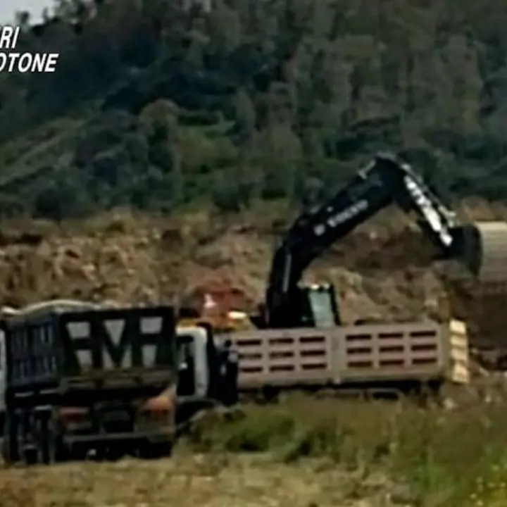 Furto di materiale inerte dalle sponde del fiume Tacina, due arresti e una denuncia nel Crotonese