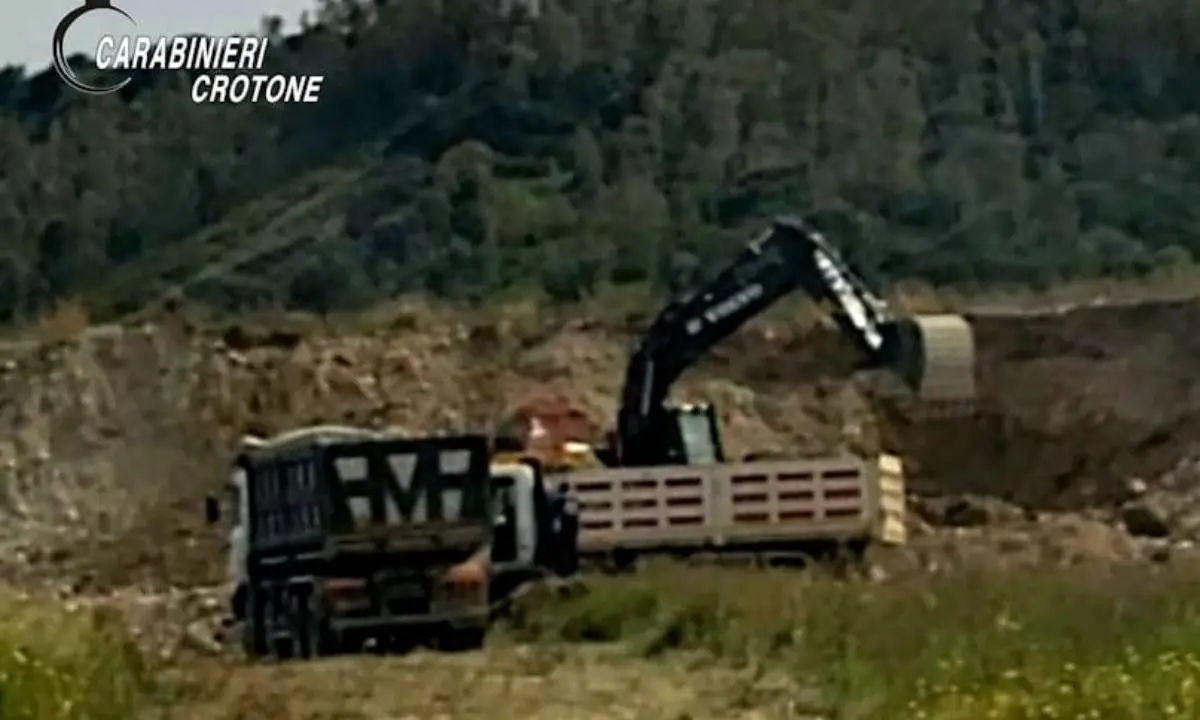 Furto di materiale inerte dalle sponde del fiume Tacina, due arresti e una denuncia nel Crotonese