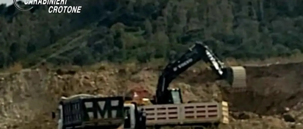 Furto di materiale inerte dalle sponde del fiume Tacina, due arresti e una denuncia nel Crotonese