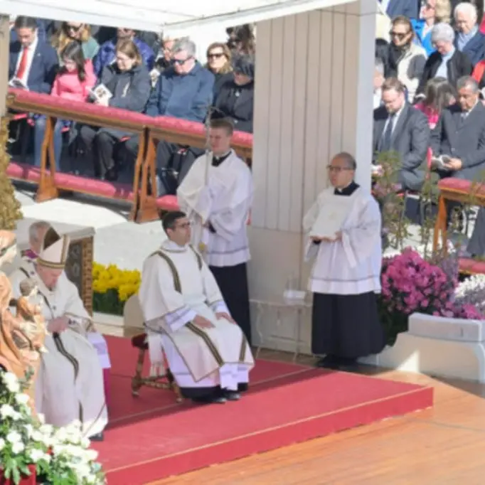 Il monito del Papa nel giorno di Pasqua: «Troppo sangue, la pace è possibile e doverosa»