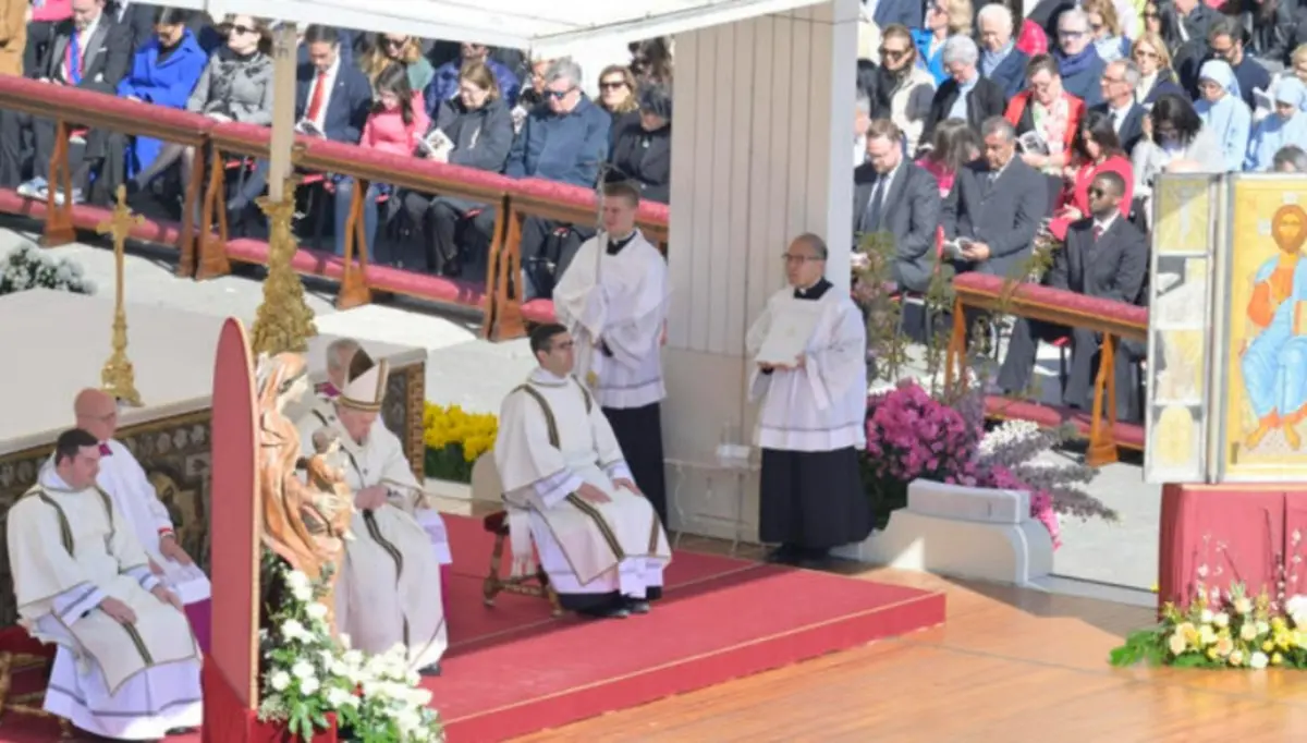 Il monito del Papa nel giorno di Pasqua: «Troppo sangue, la pace è possibile e doverosa»