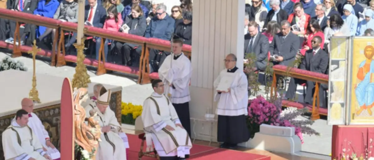 Il monito del Papa nel giorno di Pasqua: «Troppo sangue, la pace è possibile e doverosa»