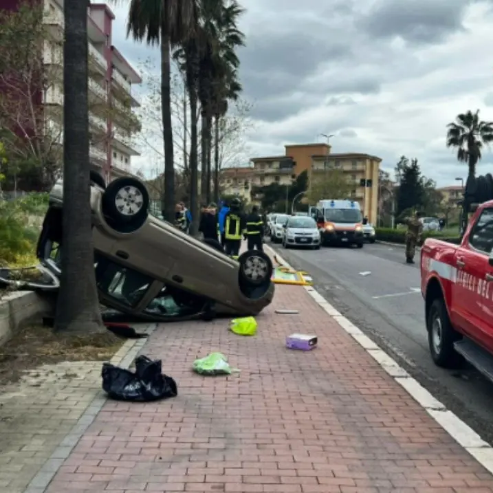 Incidente a Crotone, auto finisce fuori strada e si ribalta: 4 feriti