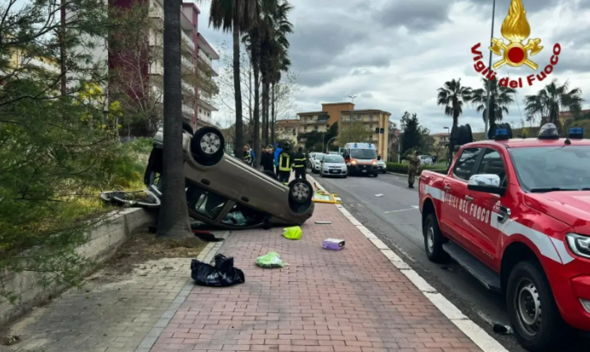 Incidente a Crotone, auto finisce fuori strada e si ribalta: 4 feriti