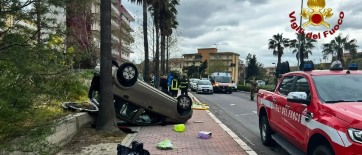 Incidente a Crotone, auto finisce fuori strada e si ribalta: 4 feriti