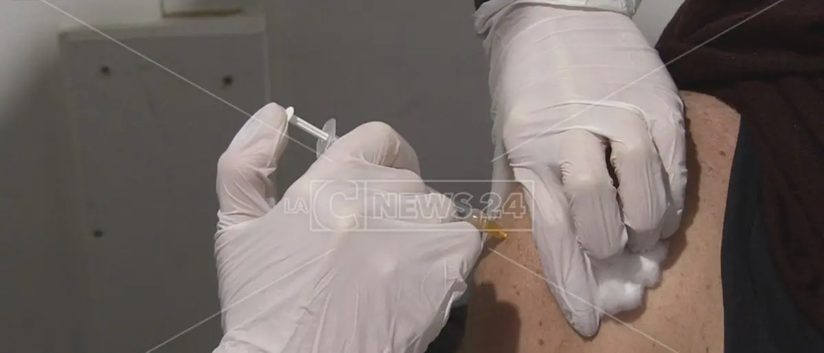 Dilemma quarta dose, Pregliasco: «Sì a fragili e over 80, gli altri possono aspettare»