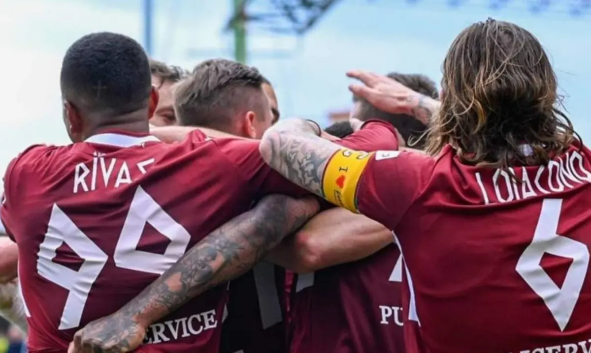 La Reggina si fa giudice della corsa alla Serie A: Folorunsho a segno, Lecce ko