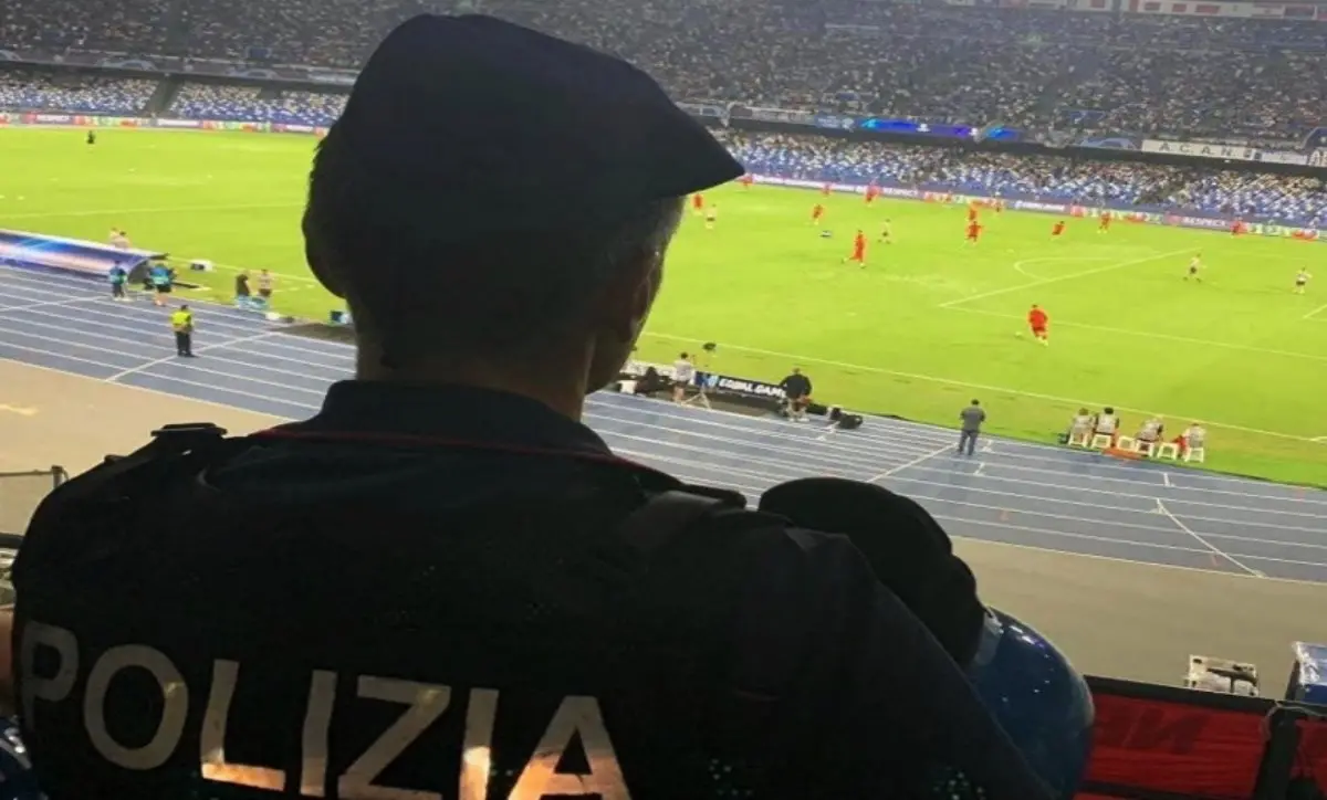 Reggio Calabria, scontri tra i tifosi del Lecce e la polizia. Il sindacato: «I violenti fuori dallo stadio»