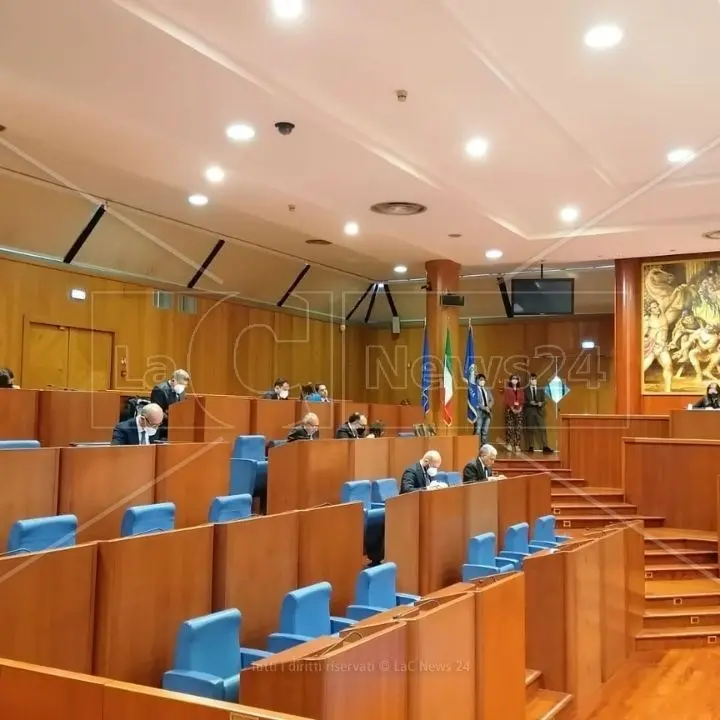 Multiutility acqua e rifiuti, l’opposizione perde pezzi e esce con le ossa rotte dal confronto in aula