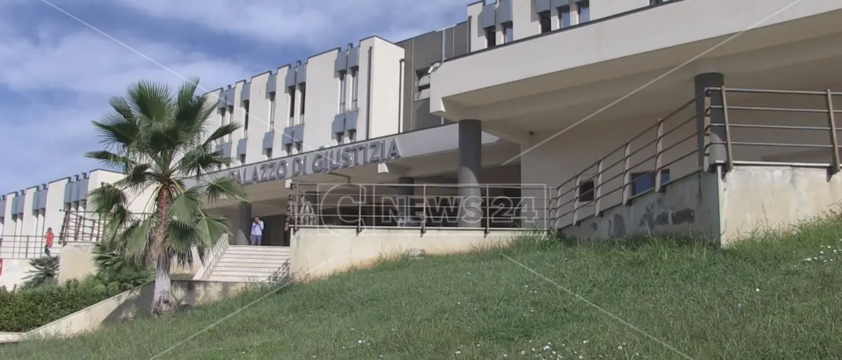 Estorsione mafiosa a Cassano Ionio, chiesti oltre 30 anni di carcere per 3 imputati