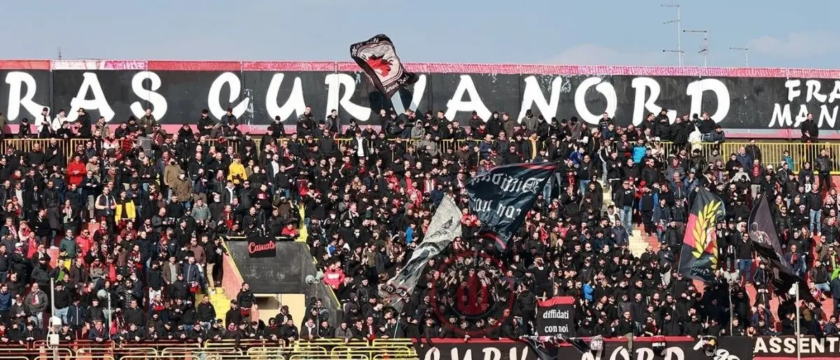 Aggressione a Iemmello durante Foggia-Catanzaro, 5 anni di Daspo per i due tifosi pugliesi invasori
