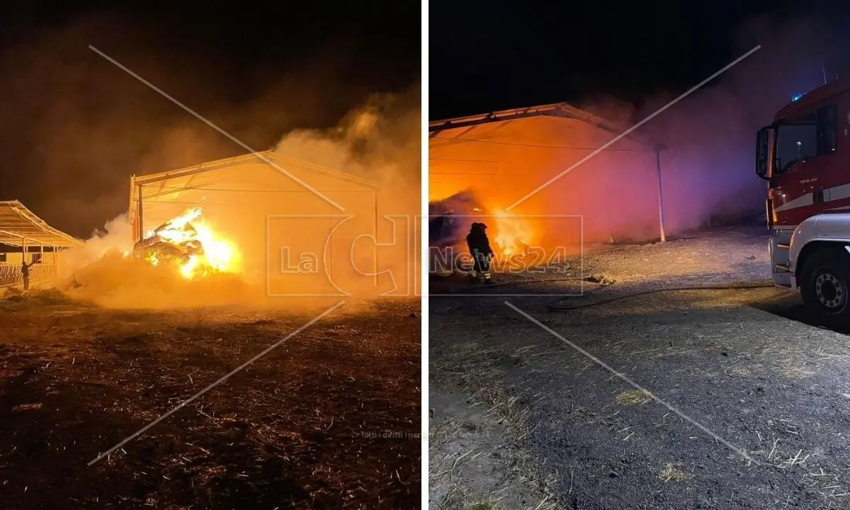 Incendio in una azienda agricola a Cassano, a fuoco mille balle di fieno e un trattore