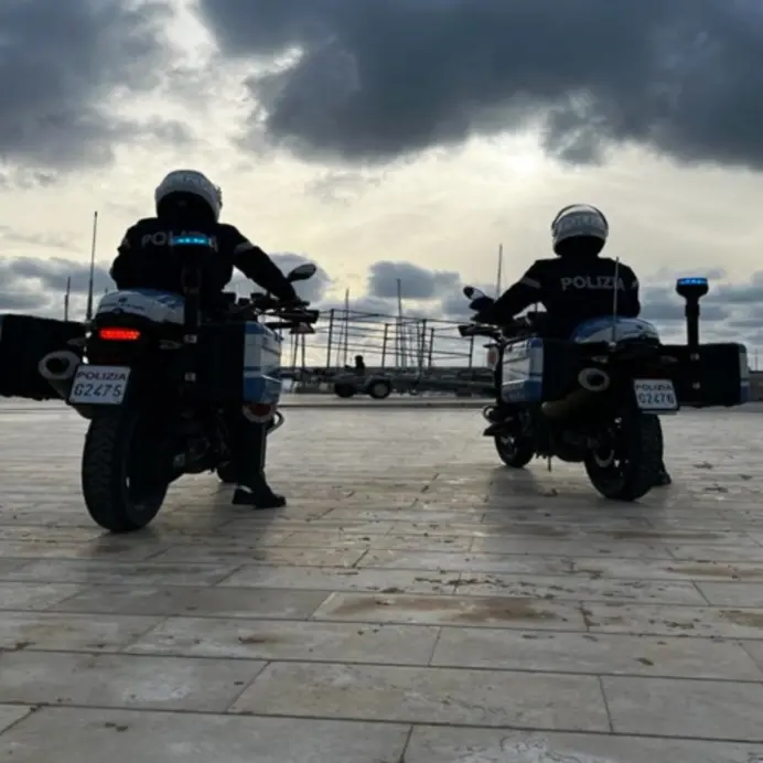 Crotone, sfreccia a folle velocità sul lungomare per poi insultare e aggredire i poliziotti intervenuti: arrestato