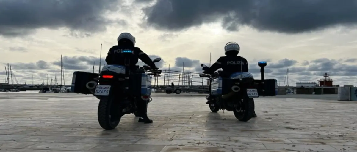 Crotone, sfreccia a folle velocità sul lungomare per poi insultare e aggredire i poliziotti intervenuti: arrestato