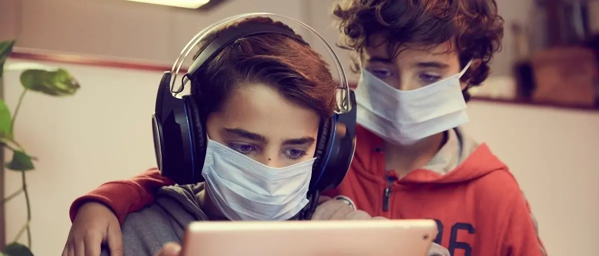 Covid, migliorano i dati ma per Gimbe le mascherine al chiuso servono. A rilento le quarte dosi: Calabria ultima