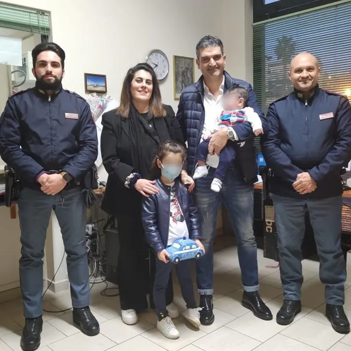 Manca l’ambulanza e i poliziotti salvano neonato in pericolo di vita, il grazie dei genitori ai loro angeli