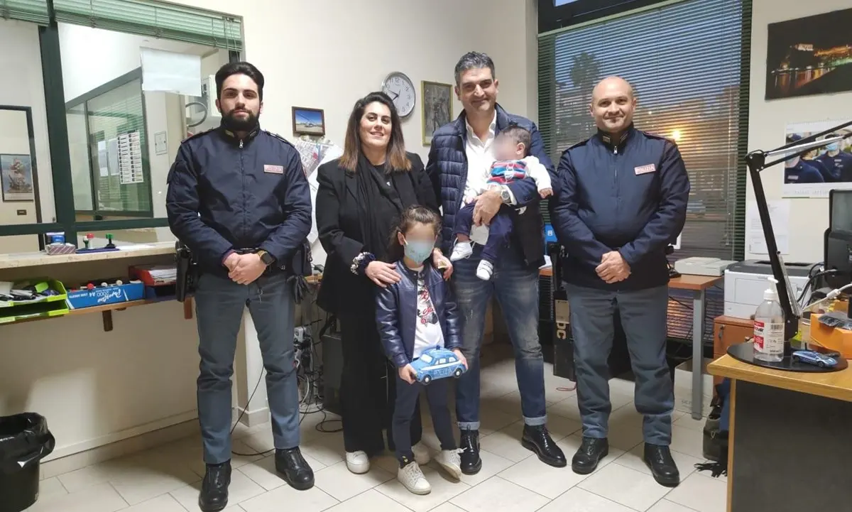 Manca l’ambulanza e i poliziotti salvano neonato in pericolo di vita, il grazie dei genitori ai loro angeli