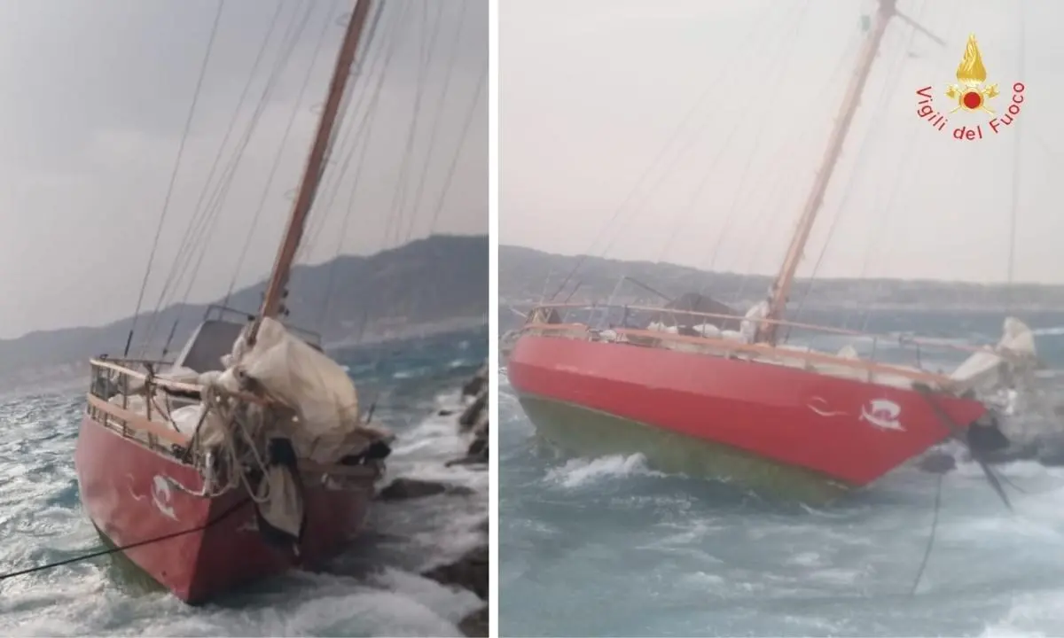 Barca a vela si incaglia tra gli scogli, tre persone salvate nel Reggino