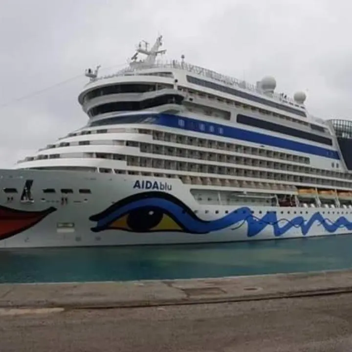 Crotone, la nave da crociera Aida Blu attracca al porto e la città si riempie di turisti tedeschi