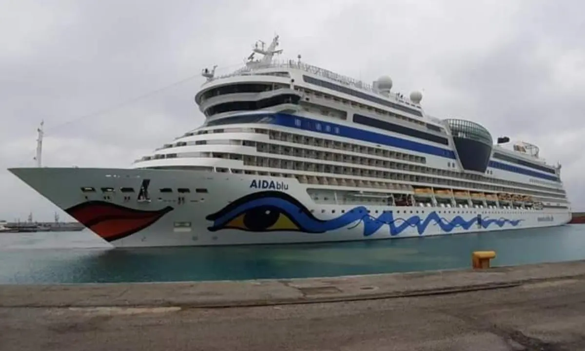 Crotone, la nave da crociera Aida Blu attracca al porto e la città si riempie di turisti tedeschi