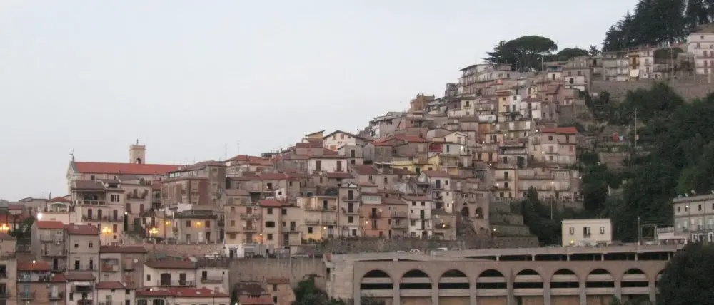Incendiata auto della municipale a San Giorgio Morgeto, il sindaco: «Criminalità non condizionerà nostro operato»