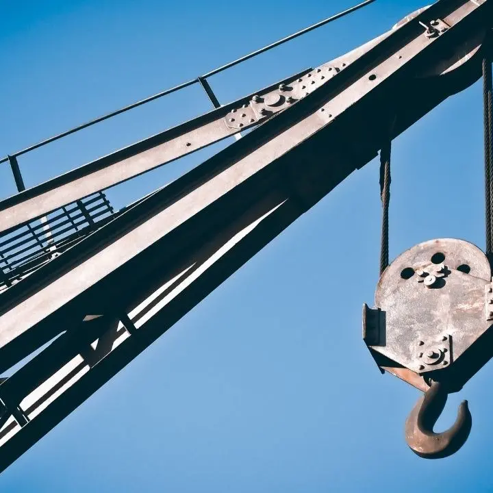 Tragedia sfiorata a Crotone, gru alta 12 metri sfiora un palazzo e crolla su auto in sosta