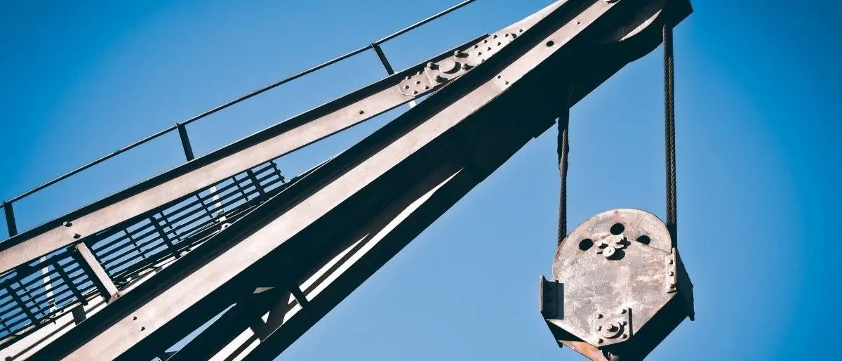 Tragedia sfiorata a Crotone, gru alta 12 metri sfiora un palazzo e crolla su auto in sosta