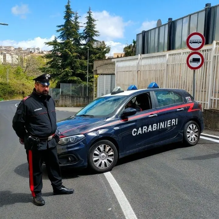 Catanzaro, ritrovato il cadavere di un giovane in via Alvaro: carabinieri sul posto per i rilievi