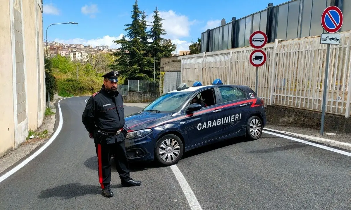 Catanzaro, ritrovato il cadavere di un giovane in via Alvaro: carabinieri sul posto per i rilievi