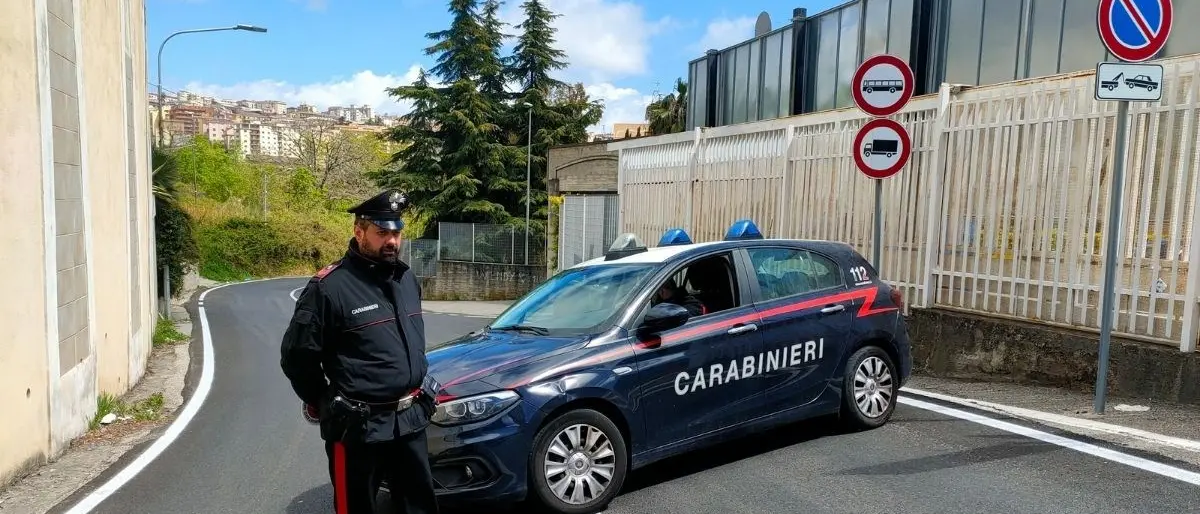 Catanzaro, ritrovato il cadavere di un giovane in via Alvaro: carabinieri sul posto per i rilievi