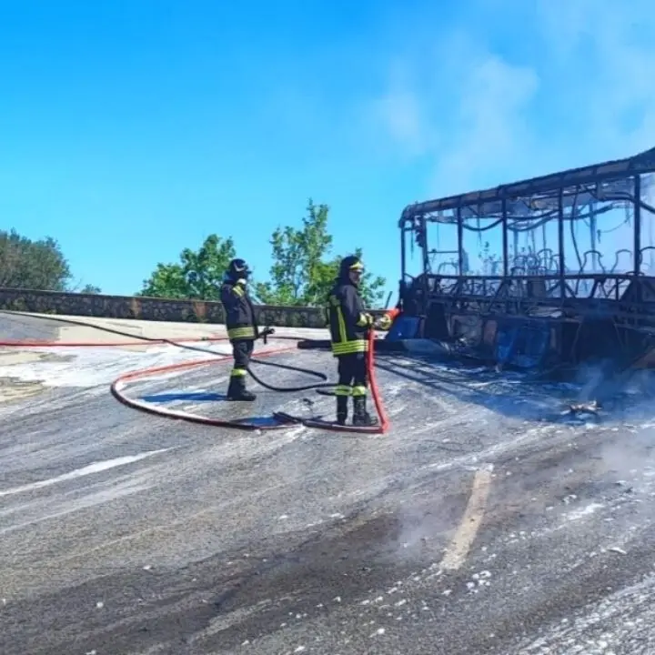 Incendio nel Cosentino, autobus di Ferrovie della Calabria prende fuoco durante il servizio di trasporto