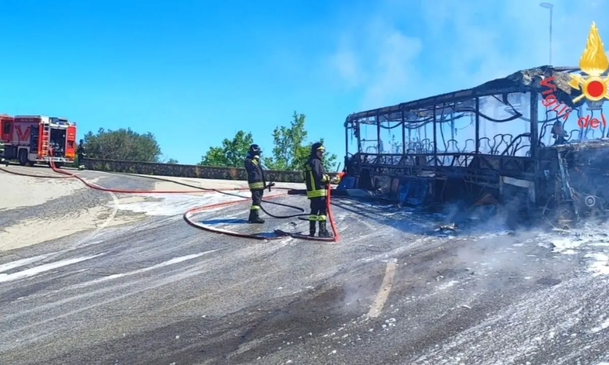 Incendio nel Cosentino, autobus di Ferrovie della Calabria prende fuoco durante il servizio di trasporto