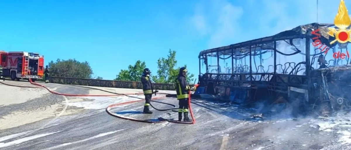 Incendio nel Cosentino, autobus di Ferrovie della Calabria prende fuoco durante il servizio di trasporto