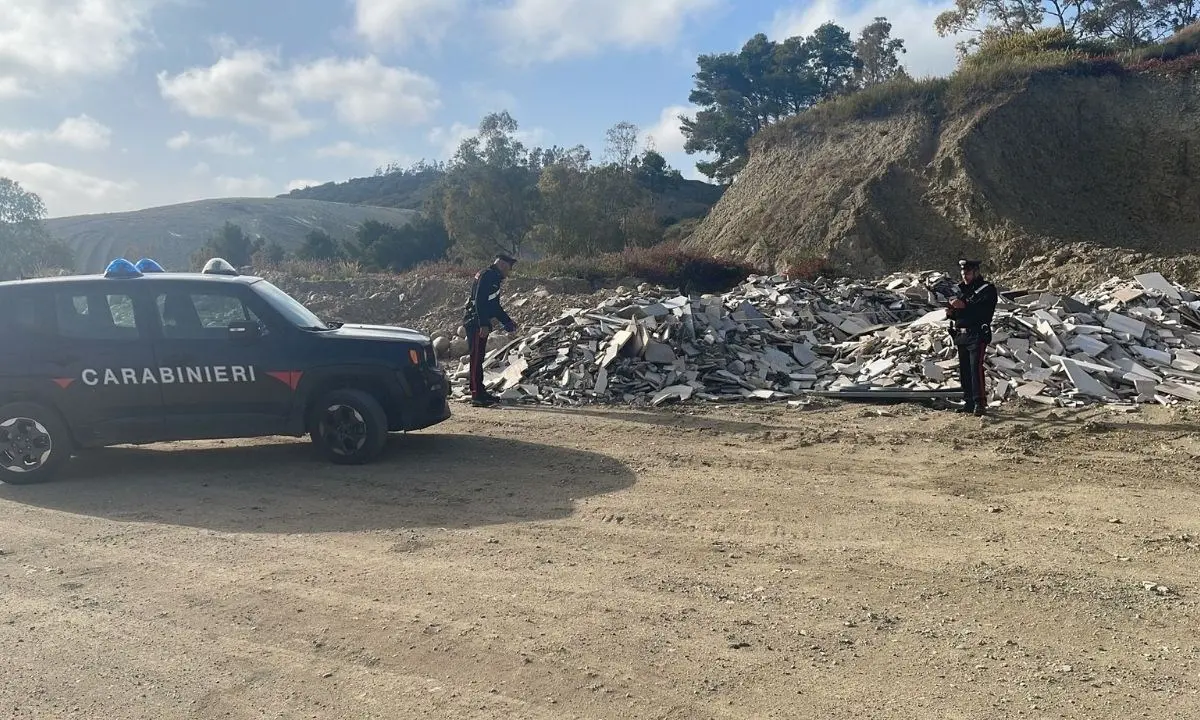 Rifiuti edili smaltiti senza autorizzazione nel Catanzarese: denunciate 5 persone