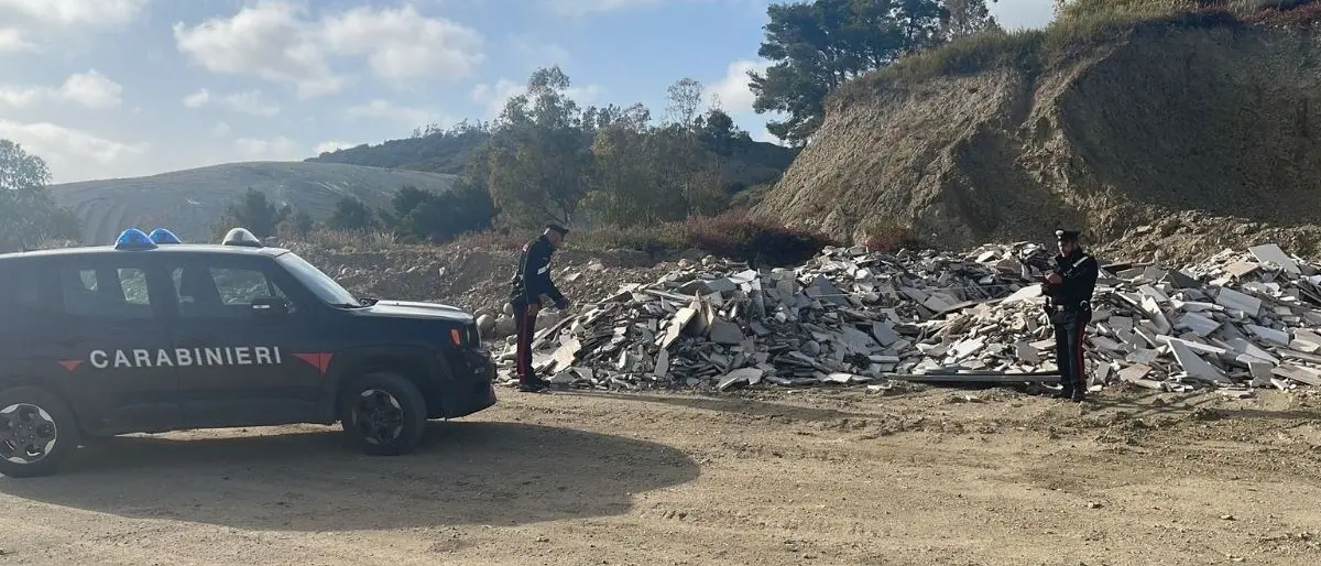 Rifiuti edili smaltiti senza autorizzazione nel Catanzarese: denunciate 5 persone