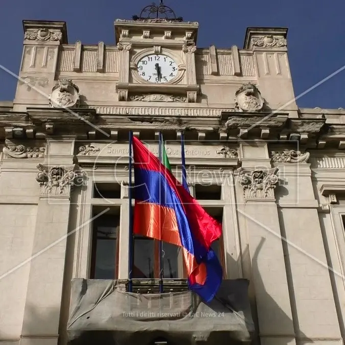 Reggio Calabria, su Palazzo San Giorgio sventola la bandiera armena in ricordo del genocidio negato e dimenticato