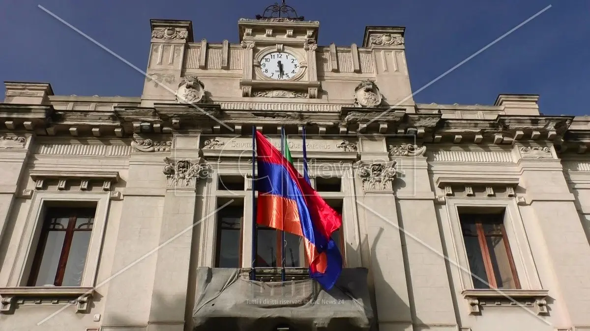 Reggio Calabria, su Palazzo San Giorgio sventola la bandiera armena in ricordo del genocidio negato e dimenticato