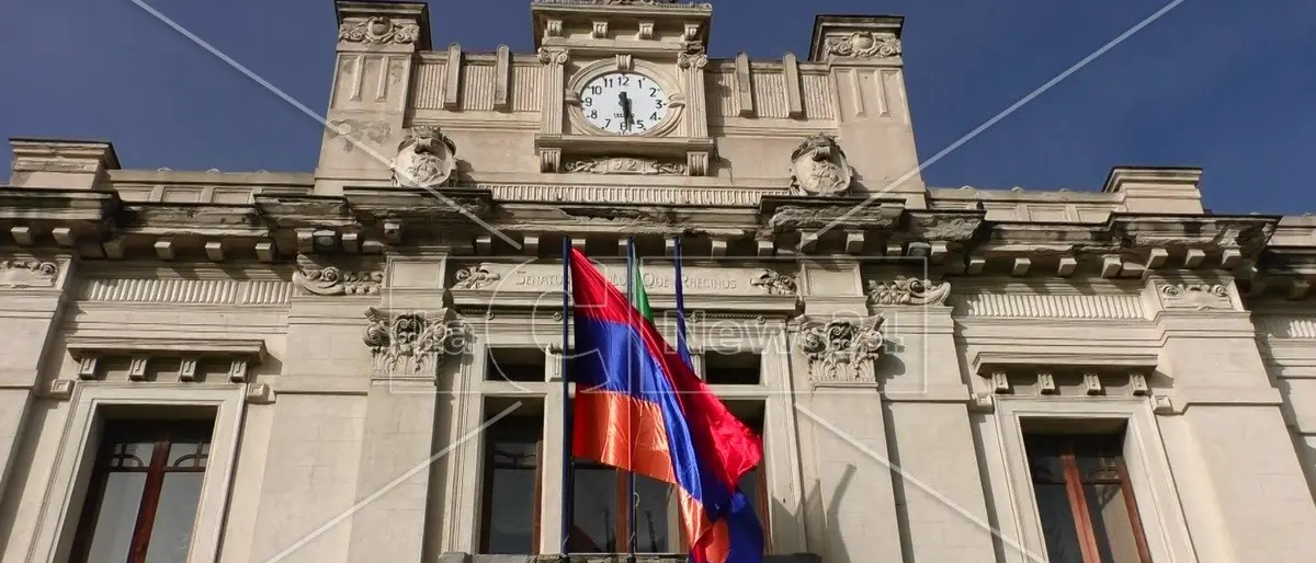 Reggio Calabria, su Palazzo San Giorgio sventola la bandiera armena in ricordo del genocidio negato e dimenticato